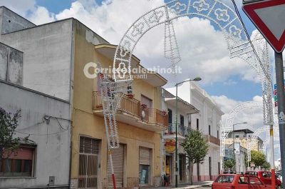 Auto urta luminarie, che rischiano di cadere: strada bloccata e disagi in paese - Corriere Salentino