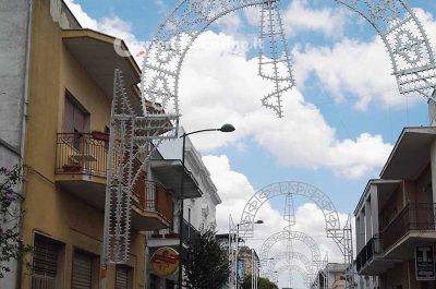 Auto urta luminarie, che rischiano di cadere: strada bloccata e disagi in paese - Corriere Salentino