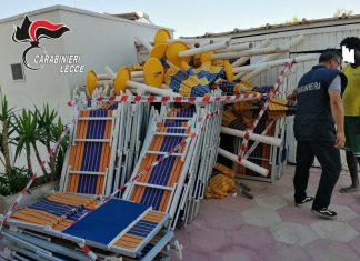 Vìola i sigilli ai lettini e ombrelloni “abusivi” piazzati sulla spiaggia libera: nei guai 73enne