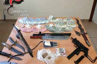 Droga, machete e pugnali in casa, tre arresti. Il proprietario rubava anche energia elettrica - Corriere Salentino