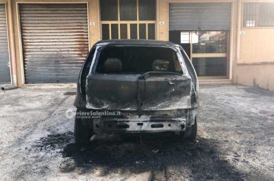 Notte "rovente" alla periferia di Lecce, data alle fiamme la Fiat Punto di una 34enne - Corriere Salentino