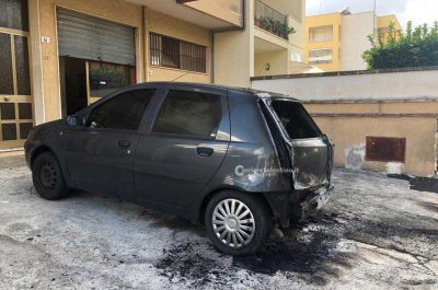 Notte "rovente" alla periferia di Lecce, data alle fiamme la Fiat Punto di una 34enne - Corriere Salentino