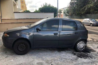 Notte "rovente" alla periferia di Lecce, data alle fiamme la Fiat Punto di una 34enne - Corriere Salentino