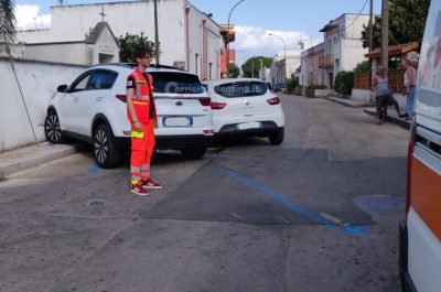 Schianto tra due auto per uno "stop" non rispettato, suv finisce contro il muro: tre feriti - Corriere Salentino