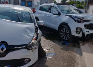 Schianto tra due auto per uno “stop” non rispettato, suv finisce contro il muro: tre feriti