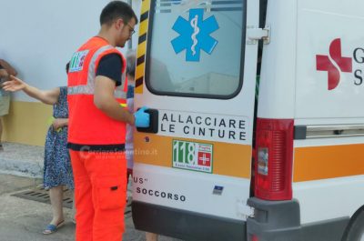 Schianto tra due auto per uno "stop" non rispettato, suv finisce contro il muro: tre feriti - Corriere Salentino