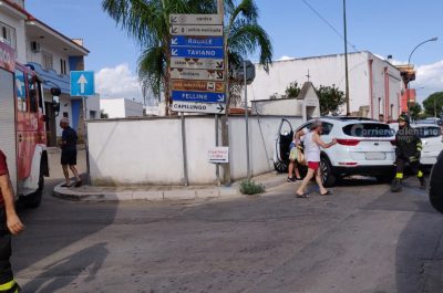 Schianto tra due auto per uno "stop" non rispettato, suv finisce contro il muro: tre feriti - Corriere Salentino