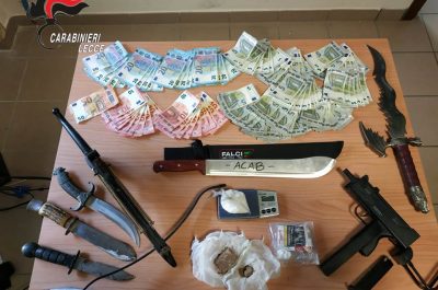 Droga, machete e pugnali in casa, tre arresti. Il proprietario rubava anche energia elettrica - Corriere Salentino