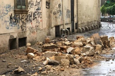 "Piovono" conci di tufo nel centro storico di Lecce: colpite due auto, tragedia sfiorata - Corriere Salentino