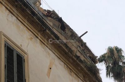 "Piovono" conci di tufo nel centro storico di Lecce: colpite due auto, tragedia sfiorata - Corriere Salentino