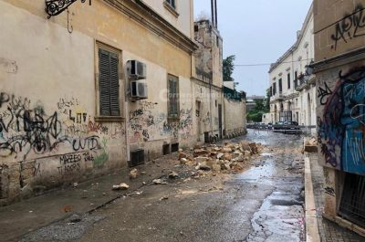 "Piovono" conci di tufo nel centro storico di Lecce: colpite due auto, tragedia sfiorata - Corriere Salentino