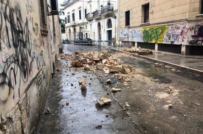 "Piovono" conci di tufo nel centro storico di Lecce: colpite due auto, tragedia sfiorata - Corriere Salentino