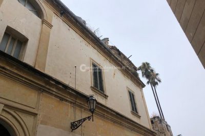 "Piovono" conci di tufo nel centro storico di Lecce: colpite due auto, tragedia sfiorata - Corriere Salentino