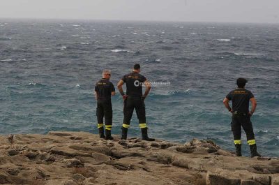 Sbarco nella notte, i migranti arrivano su barca a vela: si temono dispersi in mare, ricerche in corso - Corriere Salentino