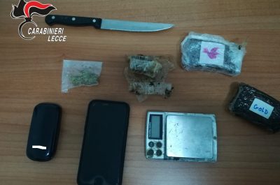 In auto con tre panetti di "fumo", bilancino e altra droga: ai domiciliari un 25enne - Corriere Salentino