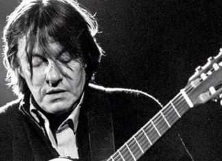 Papaveri Rossi sul palco del Torre Suda Bar in onore di Fabrizio De Andrè