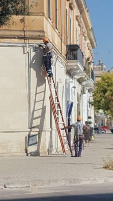 Lavori per la fibra a Lecce. Dopo le strade dissestate l’obbrobrio dei fili attaccati sulle facciate dei palazzi del centro - Corriere Salentino