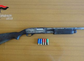 Nell’armadio in camera da letto nasconde un fucile a pompa e cartucce: in carcere 49enne