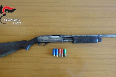 Nell'armadio in camera da letto nasconde un fucile a pompa e cartucce: in carcere 49enne - Corriere Salentino