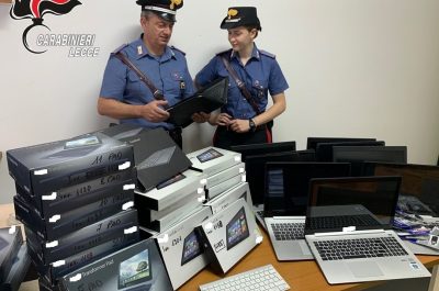 Razzìa di tablet e pc nella scuola: 28enne colto sul fatto, inseguito ed arrestato - Corriere Salentino