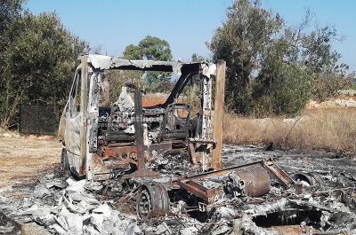 Il camper prende fuoco, turista si ustiona nel tentativo di spegnerlo. Incendiata anche una motoape - Corriere Salentino