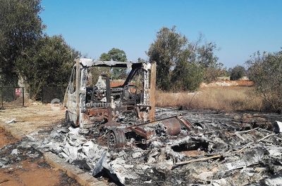 Il camper prende fuoco, turista si ustiona nel tentativo di spegnerlo. Incendiata anche una motoape - Corriere Salentino