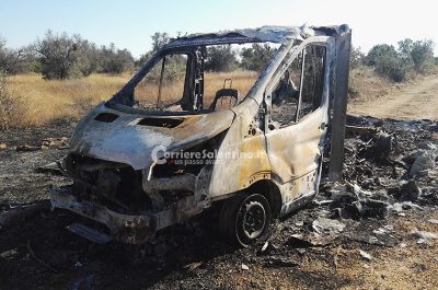 Il camper prende fuoco, turista si ustiona nel tentativo di spegnerlo. Incendiata anche una motoape - Corriere Salentino