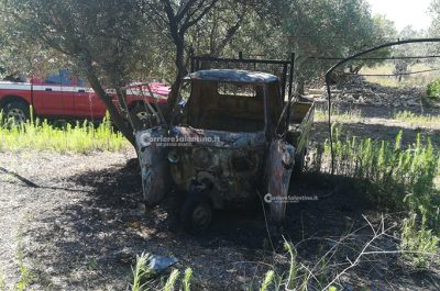Il camper prende fuoco, turista si ustiona nel tentativo di spegnerlo. Incendiata anche una motoape - Corriere Salentino