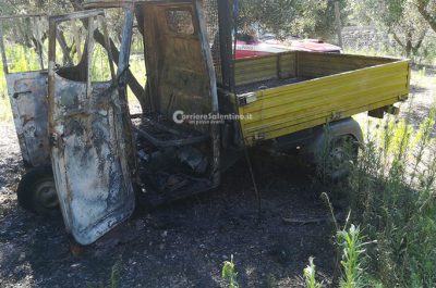 Il camper prende fuoco, turista si ustiona nel tentativo di spegnerlo. Incendiata anche una motoape - Corriere Salentino