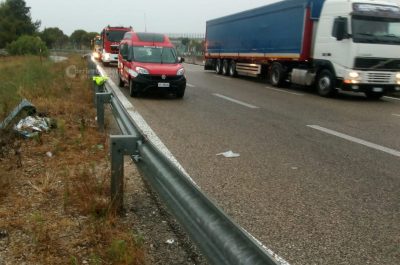 Alba di sangue sulla 101, esce fuori strada e si ribalta nei campi: muore sul colpo giovane mamma - Corriere Salentino