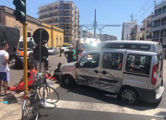 Violento impatto tra ambulanza e furgoncino: tre feriti, in ospedale anche due operatori del 118
