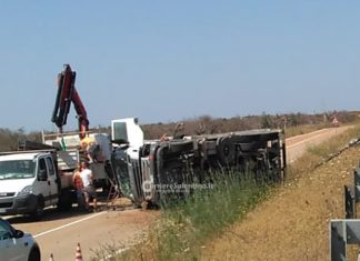Schianto sullo scorrimento veloce, camion si ribalta dopo lo scontro con un’auto: un ferito in ospedale