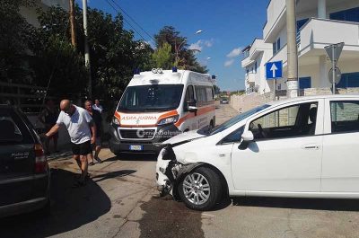 Schianto all'incrocio tra due auto, tre feriti accompagnati con le ambulanze in ospedale - Corriere Salentino