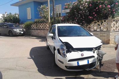 Schianto all'incrocio tra due auto, tre feriti accompagnati con le ambulanze in ospedale - Corriere Salentino