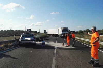 Tremendo schianto frontale contro un tir, 20enne resta incastrata nell'auto: è grave - Corriere Salentino