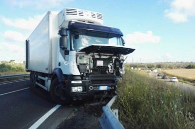 Tremendo schianto frontale contro un tir, 20enne resta incastrata nell'auto: è grave - Corriere Salentino