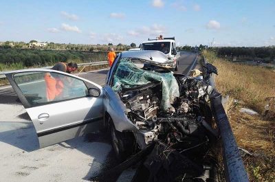 Tremendo schianto frontale contro un tir, 20enne resta incastrata nell'auto: è grave - Corriere Salentino