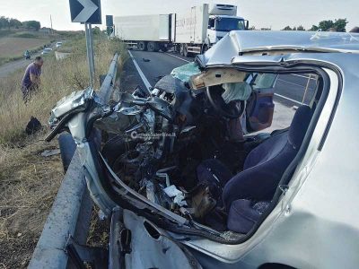 Tremendo schianto frontale contro un tir, 20enne resta incastrata nell'auto: è grave - Corriere Salentino