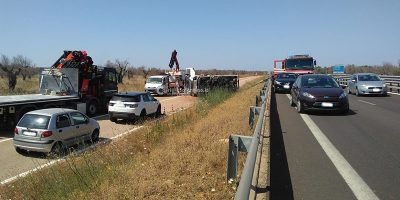 Schianto sullo scorrimento veloce, camion si ribalta dopo lo scontro con un'auto: un ferito in ospedale - Corriere Salentino