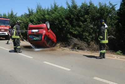 Si ribalta con l’auto sulla via del mare. Paura per una 19enne incinta: in codice rosso al “Fazzi” - Corriere Salentino
