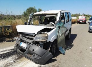 Schianto frontale sulla via del mare, quattro feriti: in ospedale anche una coppia di fidanzati