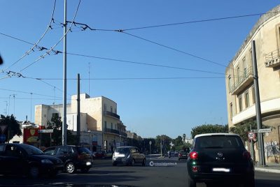 La viabilità cambia all’incrocio del bar Rosso e Nero: “Il palazzo come una grande rotatoria” - Corriere Salentino