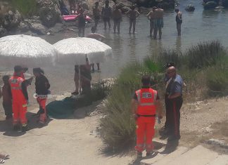 Malore in riva al mare, muore davanti agli occhi dei bagnanti: inutili i soccorsi