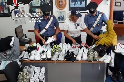 Rubano in un'auto dai parcheggi del lido, nei guai due baresi. E nella pineta spuntano capi contraffatti - Corriere Salentino