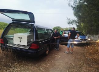 Punta della Suina brucia ancora, vasto rogo distrugge pineta: un cadavere tra le fiamme