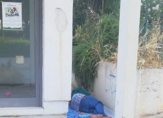 Degrado a Parco Tafuro, immigrati dormono tra sporcizia e insetti