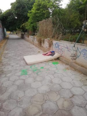Degrado a Parco Tafuro, immigrati dormono tra sporcizia e insetti - Corriere Salentino