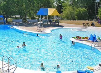 Turista litiga con barista e le scaglia un posacenere, nel villaggio si scatena il parapiglia