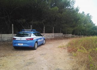 Rave party clandestino terminato: i partecipanti spengono la musica e si allontanano dalla zona