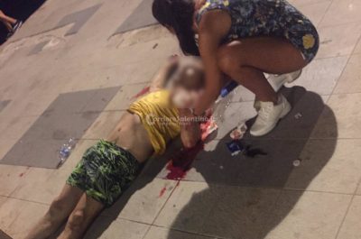 Tragedia sfiorata sul lungomare di Gallipoli: cade tra due scogli acuminati, poi sbatte la testa e sviene - Corriere Salentino